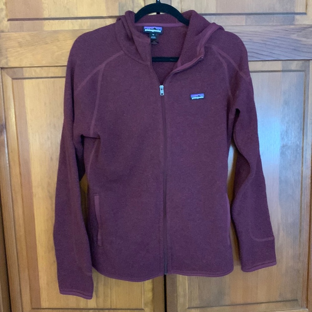 Patagonia zip up! Size medium! In great condition! Maroon color! Super comfy!!